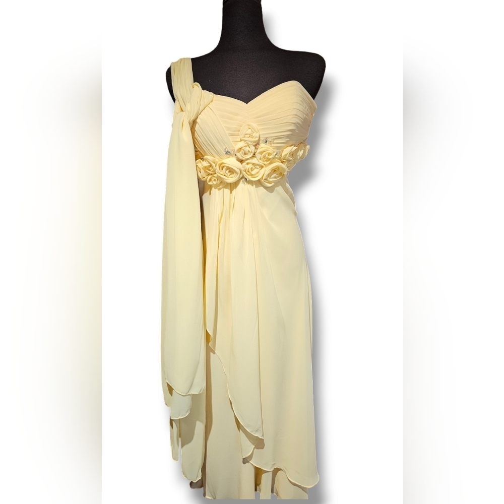 Strapless Yellow evening gown. Flower Detail. Size 6 - Picture 8 of 15
